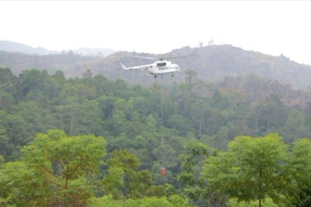 Helikopter Masih Lakukan Water Bombing di Atas Hutan Gunung Ciremai