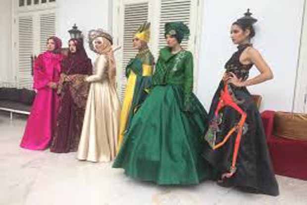 Desainer Muda Indonesia di Paris Fashion Show