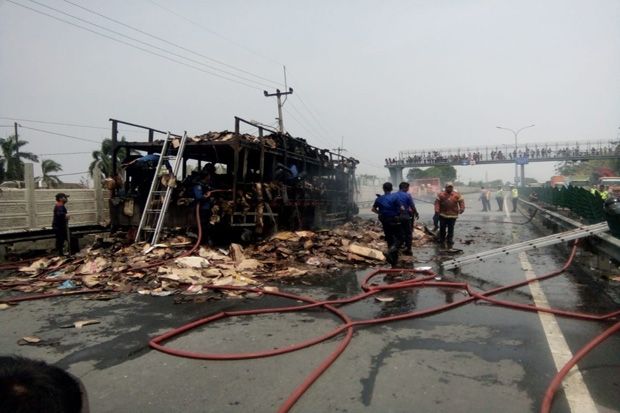 Truk Pembawa Kardus Terbakar di Tol Tangerang Merak