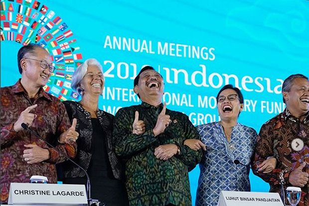 Dikritik, Aksi Pose Satu Jari di Forum IMF-World Bank