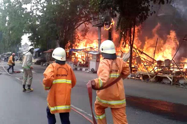 Puluhan Kios PKL Pasar Kalitanjung Cirebon Hangus Terbakar