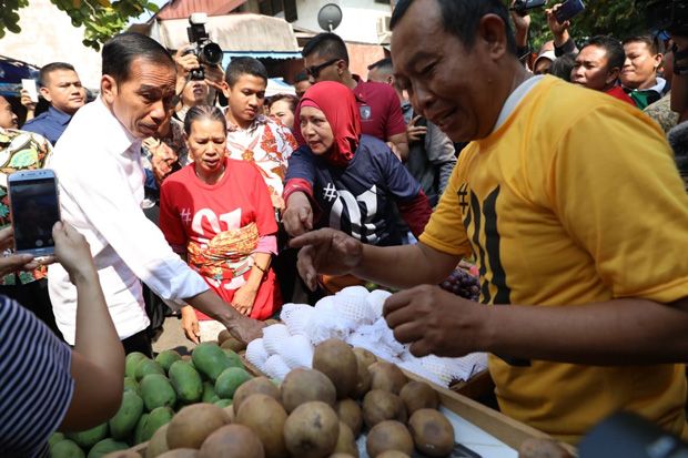 Presiden Jokowi Blusukan ke Pasar Karangayu Semarang
