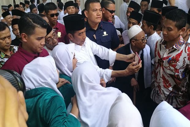 Jokowi Layani Ajakan Selfie Santriwati di Semarang
