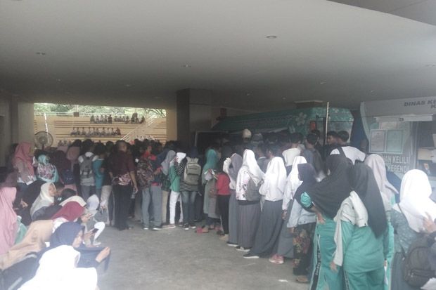 Sulit Bikin E-KTP, Ribuan warga Banten Serbu Pemprov Banten