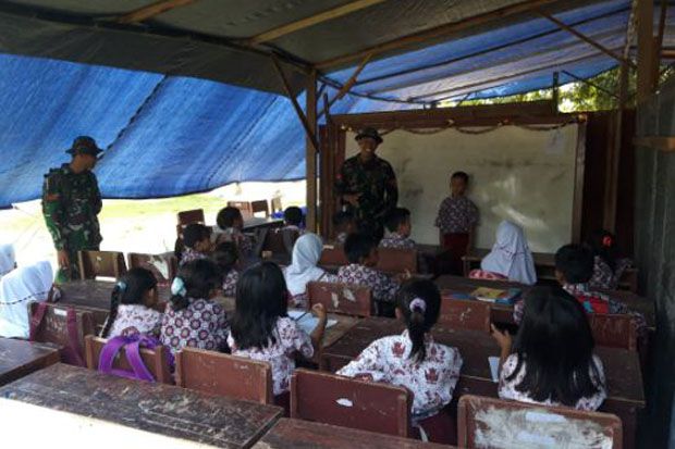 Satgas Raider Bangun Tenda untuk Belajar Siswa Korban Gempa Sulteng