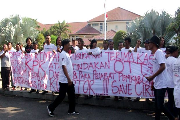 Bupati Ditangkap KPK, Warga dan PNS Cirebon Gelar Syukuran
