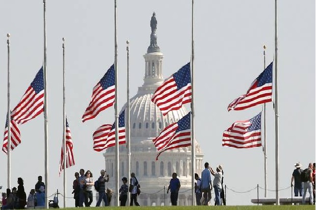 Berduka, Trump Perintahkan Pengibaran Bendera Setengah Tiang
