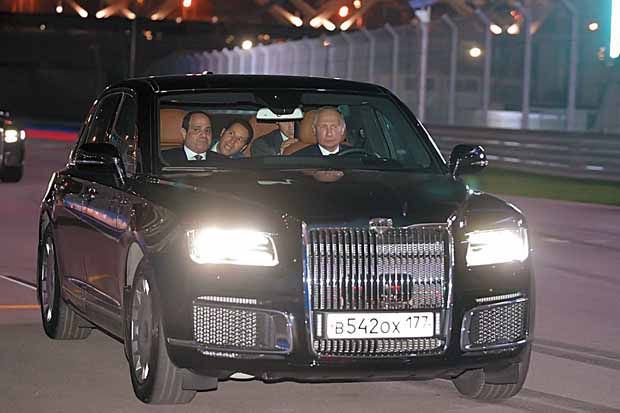 Presiden Rusia Vladimir Putin Pamer Mobil kepada Presiden Mesir