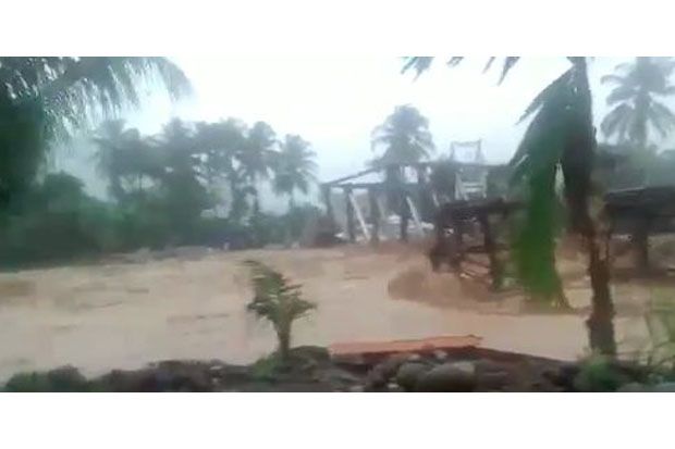Banjir Bandang Landa Padang, Jembatan Roboh Dihantam Air