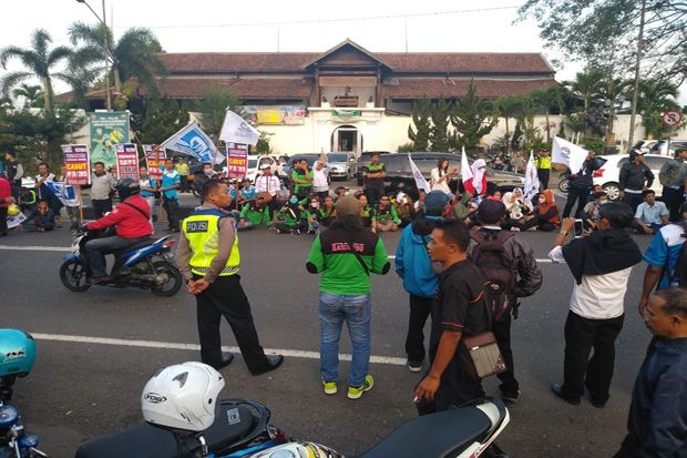 Tidak Ditemui Bupati Semarang, Massa Buruh Demo di Jalanan