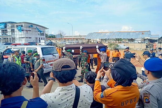 3 Jenazah Korban Lion Air JT-610 Disambut Isak Tangis Keluarga