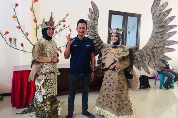 Limbah Sawit Disulap Jadi Busana Unik di Fashion Show Baju Daur Ulang