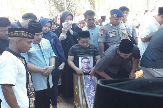 Tetesan Air Mata Iringi Pemakaman Jenazah Korban Lion Air Eryanto