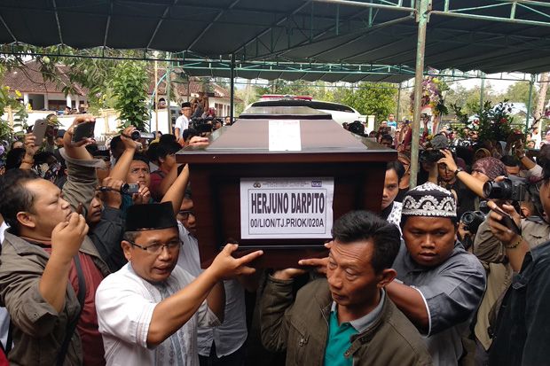 Jenazah Herjuno, Korban Lion Air Disalatkan Ratusan Warga