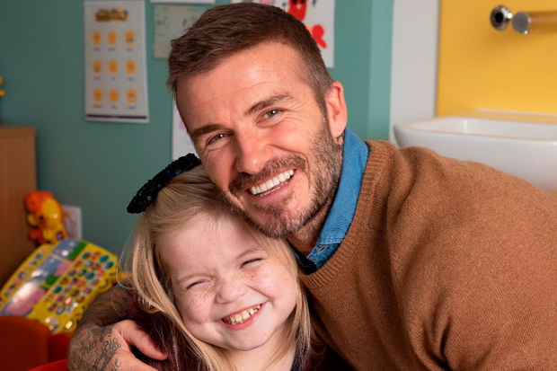 Kunjungi Rumah Sakit, David Beckham Beri Fans Cilik Kejutan