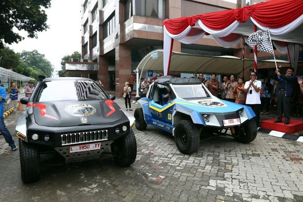 Mobil Listrik PLN BLITS Explore Indonesia Isi Ulang Baterai dengan SPL