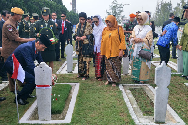 Hari Pahlawan, Jokowi Tabur Bunga di TMP Cikutra Bandung