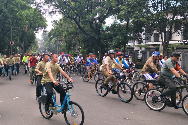 Pakai Seragam Veteran, Jokowi Gowes Bersama Bandung Lautan Sepeda