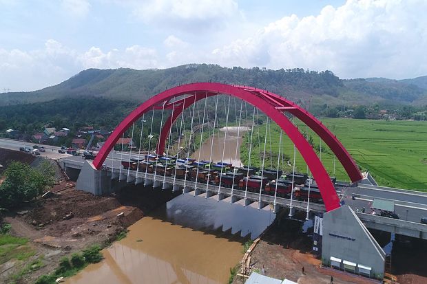 Uji Beban, 36 Truk Sarat Muatan Diparkir di Atas Jembatan Kalikuto