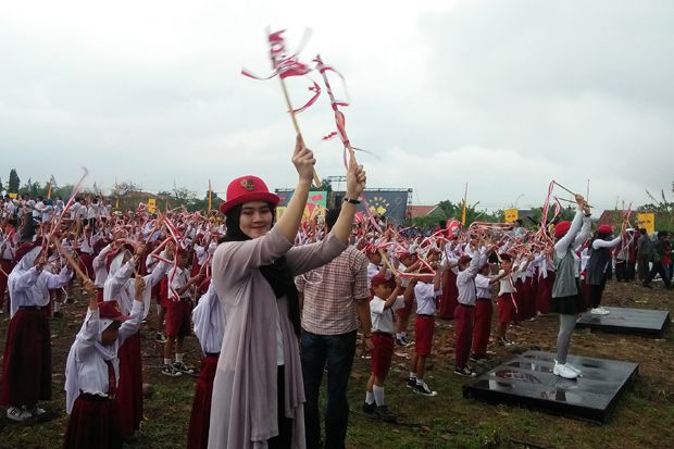 Di Bawah Guyuran Hujan, Rampak Genteng Jatiwangi Bergemuruh