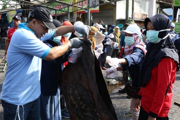 Ribuan Orang Gotong Royong Bersihkan Puing Pasar Legi Solo