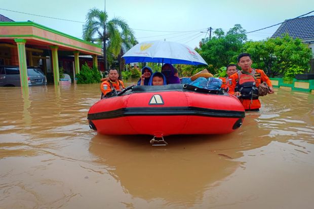 Basarnas Palembang Evakuasi Warga yang Terjebak Banjir