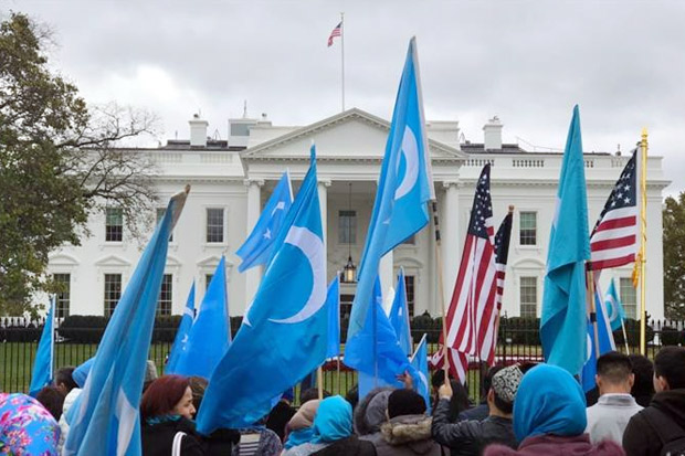 Demo Depan Gedung Putih, Muslim Uighur Serukan Bantuan Internasional