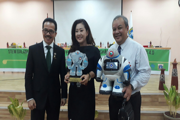 Robot July Bantu Anak Indonesia Semakin Pintar