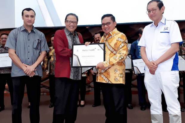 Dorong UMKM di Kota Gorontalo, Walikota Marten Raih Natamukti Awards