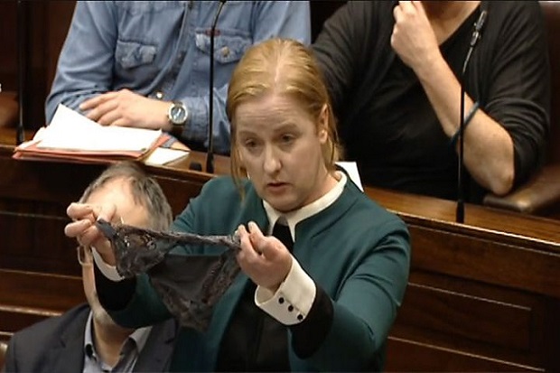Celana Dalam Korban Pemerkosaan Disalahkan, Publik Irlandia Marah