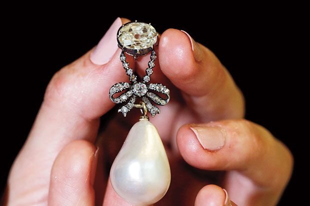 Perhiasan Ratu Prancis Dilelang di Swiss