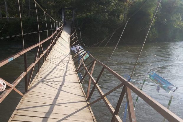 Jembatan Gantung Putus, Puluhan Warga Jatuh ke Sungai