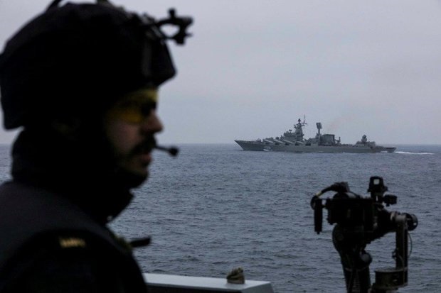 Kapal Fregat Inggris Menguntit Kelompok Kapal Perang Rusia