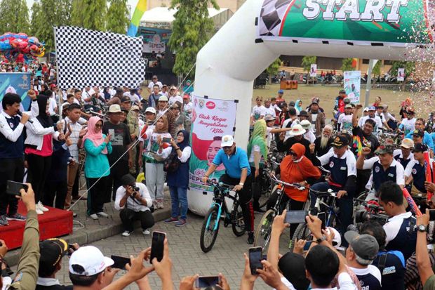Olahraga Tradisional Kolongan Ramaikan Sepeda Nusantara di Kendal