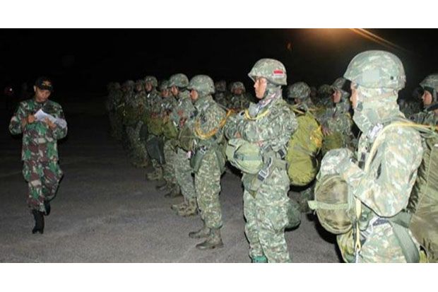 Ratusan Prajurit Raider Kostrad Latihan Terjun Taktis di Polman