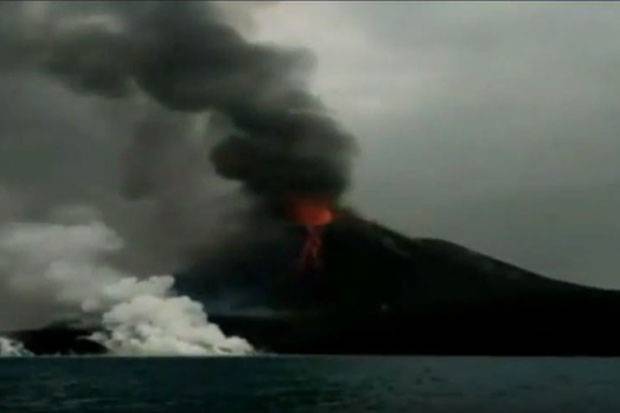 Semburan Abu Gunung Anak Krakatau Mencapai Kota Kalianda