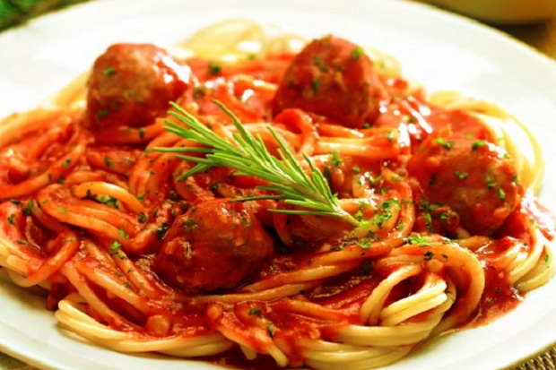 Yuk, Kreasikan Spaghetti dengan Bola-bola Daging Isi Keju