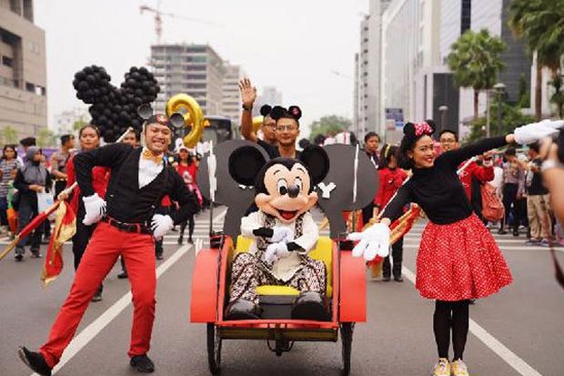 Meriahnya Parade Perayaan Ulang Tahun Ke-90 Mickey Mouse