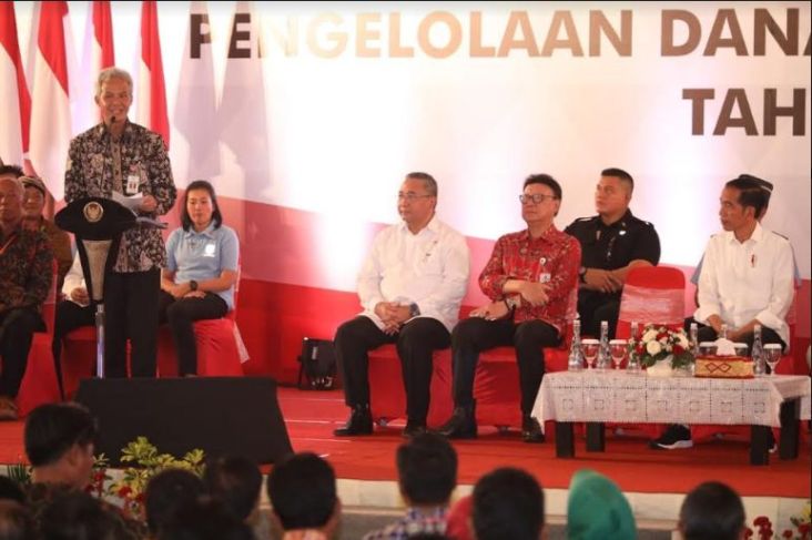 Berbahasa Jawa, Ganjar Paparkan Pemanfaatan Dana Desa pada Jokowi