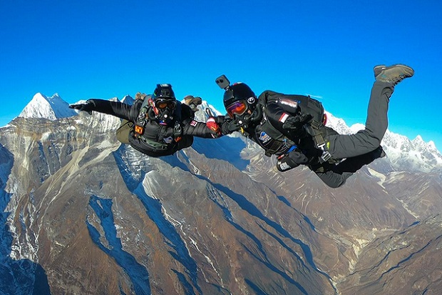 Menikmati Petualangan Gunung Everest dengan Terjun Payung