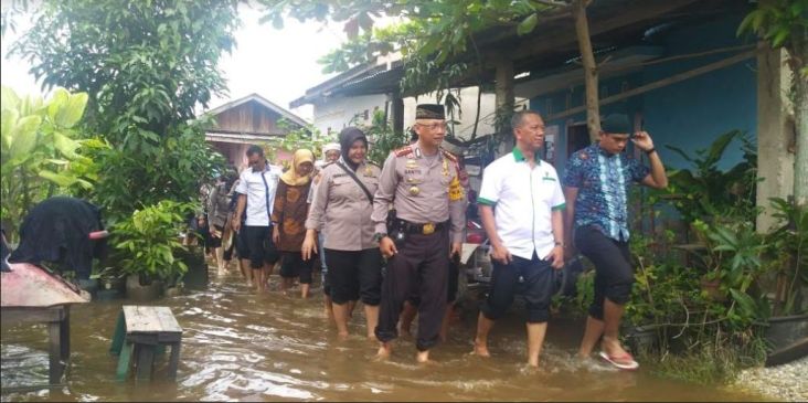 Kapolres dan Rektor Terobos Banjir Beri Bantuan Jumat Barokah