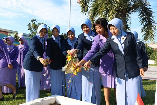 Persatuan Istri Prajurit Lanud RHF Ziarah ke Makam Pahlawan