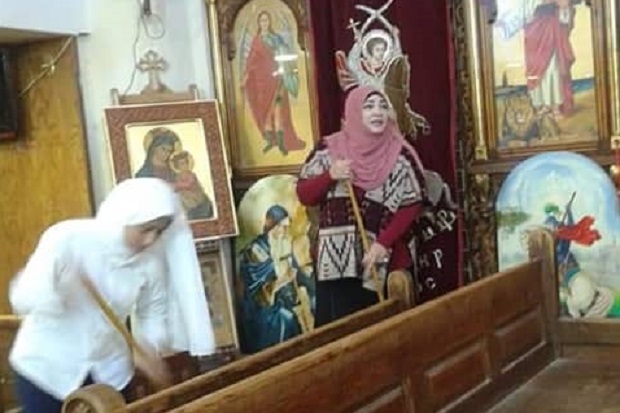 Contohkan Perdamaian, Guru Muslim Bersihkan Gereja Mesir