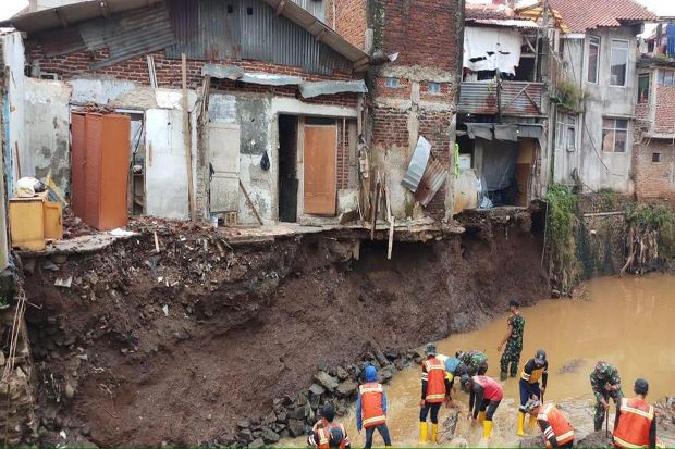 Kirmir Ambrol, Lima Rumah di Bantaran Sungai Cidurian Terancam Ambruk
