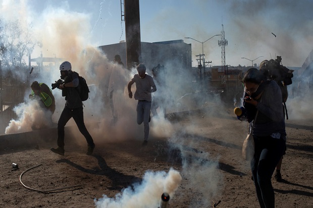 Tembakan Gas Air Mata AS Usir Rombongan Migran di Perbatasan Meksiko