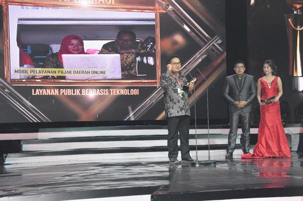 Walikota Gorontalo Marten Taha Raih Penghargaan Pelayanan Publik