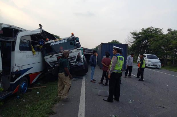 6 Mobil Terlibat Kecelakaan Beruntun di Tol Tangerang Merak