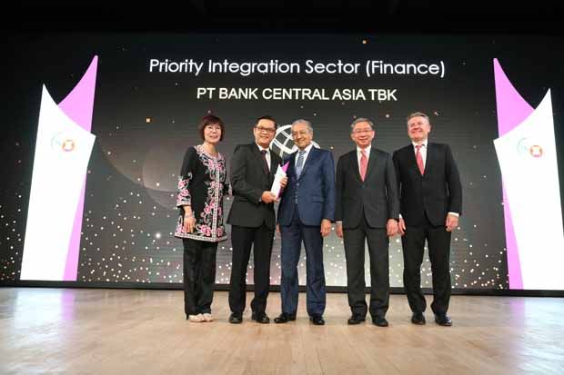 Performa Solid, BCA Raih ASEAN Business Awards 2018