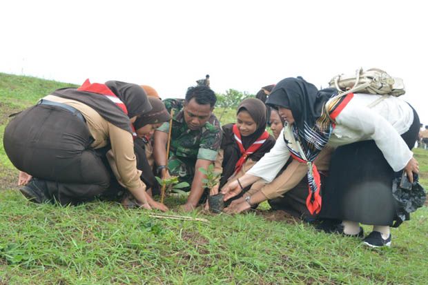 Prajurit TNI Ajak Pelajar Tanam Durian di Medan Latihan Perang