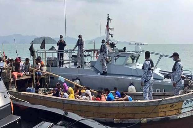 Otoritas Myanmar Cegat Kapal yang Ditumpangi Warga Rohingya